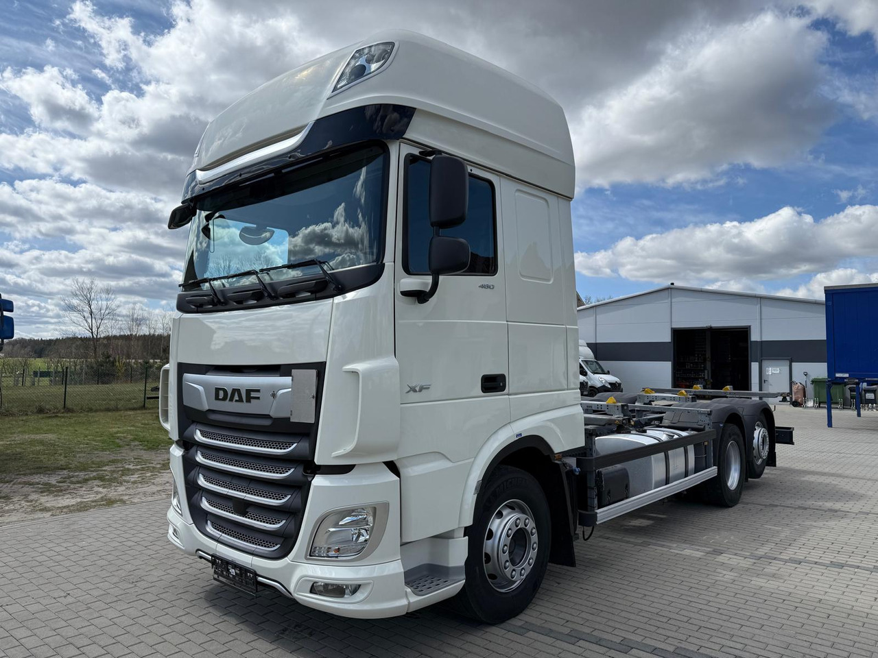 DAF XF 480 - Camião transportador de contêineres/ Caixa móvel: foto 1 DAF XF 480 - Camião transportador de contêineres/ Caixa móvel: foto 1
