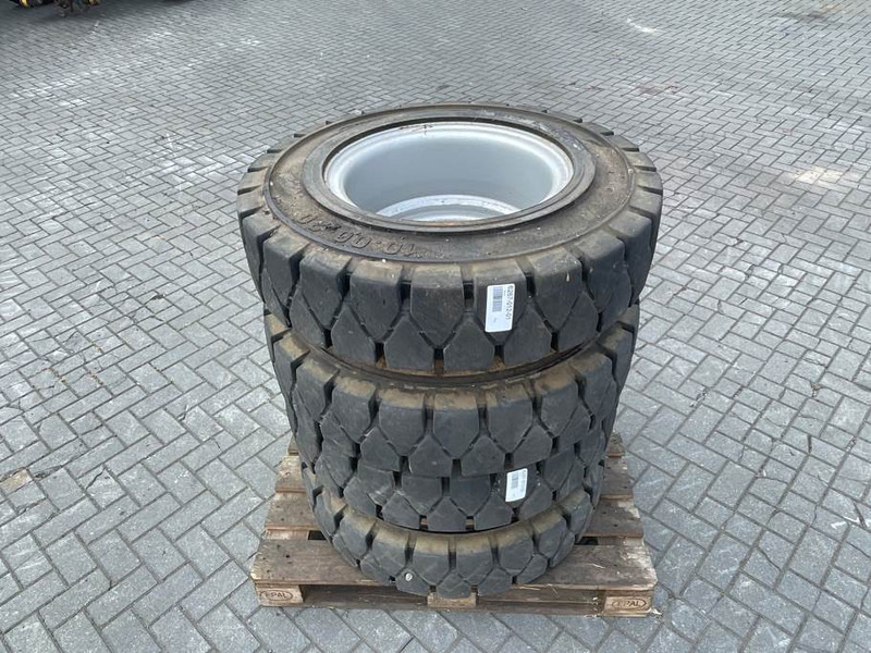 Athletik 10.00-20 - SOLID - Tire/Reifen/Band - Jantes e pneus por Máquina de construção: foto 1 Athletik 10.00-20 - SOLID - Tire/Reifen/Band - Jantes e pneus por Máquina de construção: foto 1