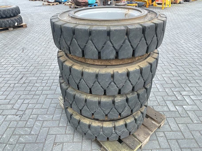 Athletik 10.00-20 - SOLID - Tire/Reifen/Band - Jantes e pneus por Máquina de construção: foto 2 Athletik 10.00-20 - SOLID - Tire/Reifen/Band - Jantes e pneus por Máquina de construção: foto 2