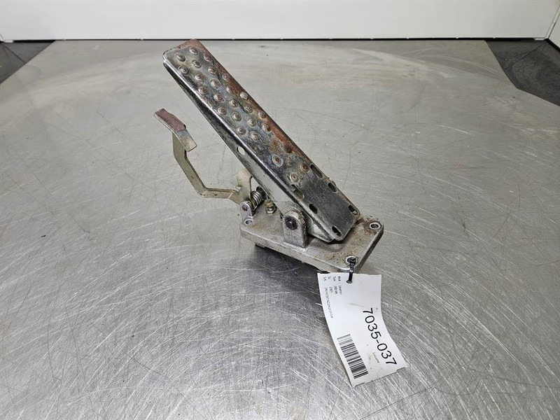 Liebherr A924B-7024466-Brake pedal/Bremspedal/Rempedaal - Cabine e interior por Máquina de construção: foto 1 Liebherr A924B-7024466-Brake pedal/Bremspedal/Rempedaal - Cabine e interior por Máquina de construção: foto 1