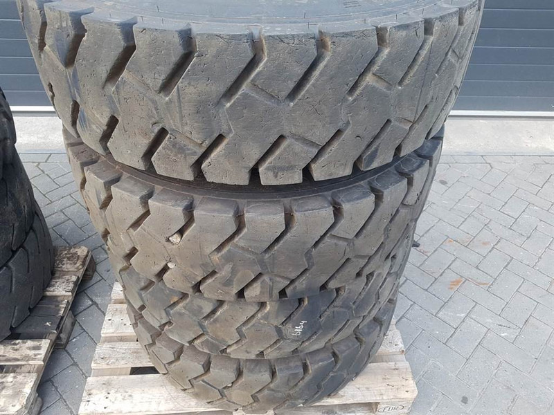 Liebherr LH24M-Michelin 11.00R20-Tyre/Reifen/Band - Jantes e pneus por Máquina de construção: foto 4 Liebherr LH24M-Michelin 11.00R20-Tyre/Reifen/Band - Jantes e pneus por Máquina de construção: foto 4
