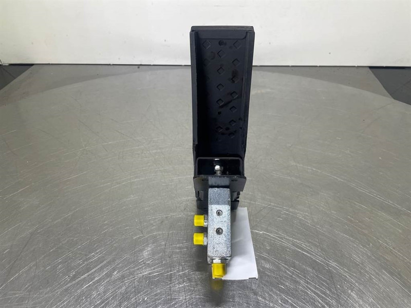 Mecalac 12MTX-5270642-Control pedal boom - Hidráulica por Máquina de construção: foto 4 Mecalac 12MTX-5270642-Control pedal boom - Hidráulica por Máquina de construção: foto 4