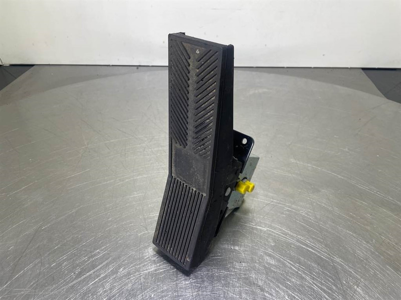 Mecalac 12MTX-5270642-Control pedal boom - Hidráulica por Máquina de construção: foto 1 Mecalac 12MTX-5270642-Control pedal boom - Hidráulica por Máquina de construção: foto 1