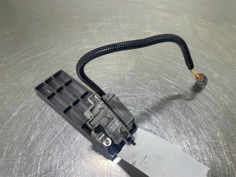 Mecalac 12MTX-5270656-Gas pedal - Cabine e interior por Máquina de construção: foto 5 Mecalac 12MTX-5270656-Gas pedal - Cabine e interior por Máquina de construção: foto 5
