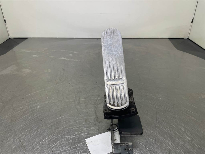 O & K L25.5 - Gas pedal/Fusspedal/Gaspedaal - Cabine e interior por Máquina de construção: foto 4 O & K L25.5 - Gas pedal/Fusspedal/Gaspedaal - Cabine e interior por Máquina de construção: foto 4