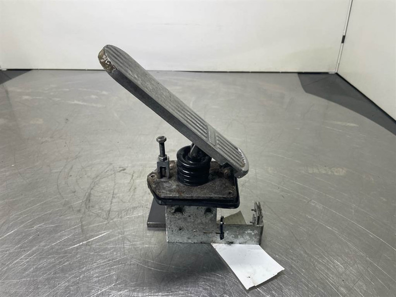 O & K L25.5 - Gas pedal/Fusspedal/Gaspedaal - Cabine e interior por Máquina de construção: foto 1 O & K L25.5 - Gas pedal/Fusspedal/Gaspedaal - Cabine e interior por Máquina de construção: foto 1
