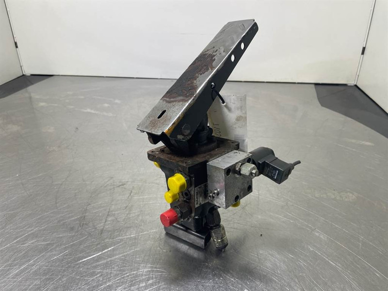 O & K L25.5-Safim 191826/FP3-Brake pedal/Bremspedal - Cabine e interior por Máquina de construção: foto 3 O & K L25.5-Safim 191826/FP3-Brake pedal/Bremspedal - Cabine e interior por Máquina de construção: foto 3