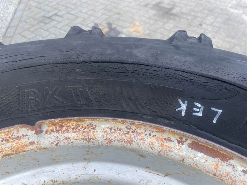 Schaeff SKS661-BKT 405/70-24 (16/70-24)-Tire/Reifen/Band - Jantes e pneus por Máquina de construção: foto 3 Schaeff SKS661-BKT 405/70-24 (16/70-24)-Tire/Reifen/Band - Jantes e pneus por Máquina de construção: foto 3