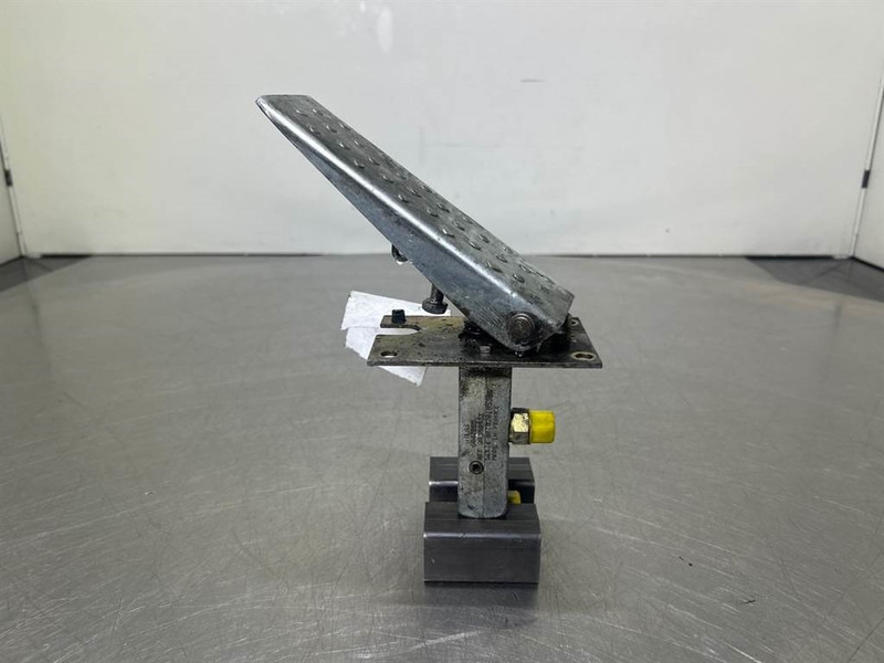 Terex TW150-Atlas 6049419/6047885-Gas pedal - Cabine e interior por Máquina de construção: foto 2 Terex TW150-Atlas 6049419/6047885-Gas pedal - Cabine e interior por Máquina de construção: foto 2