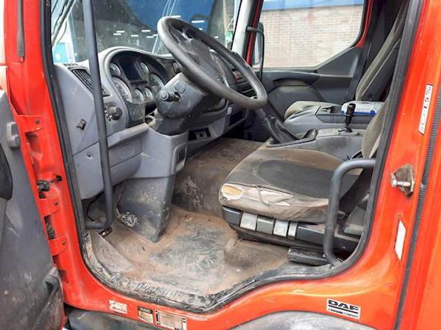 Fotografia de interior 1: Camião de caixa aberta/ Plataforma DAF LF45.220
