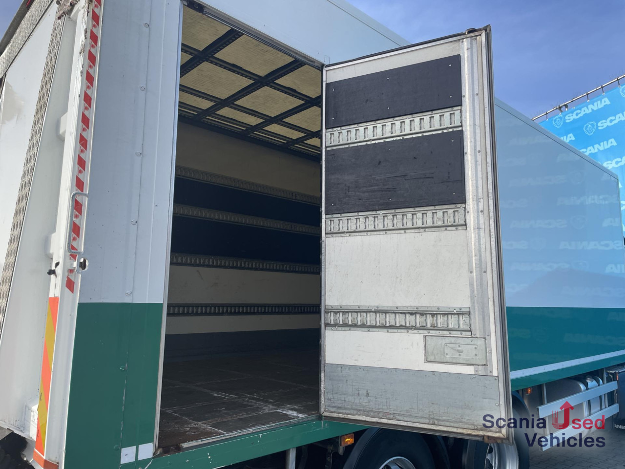 SCANIA P 320 DB6x2*4MNB RETARDER FULL AIR 8T TAIL LIFT 2T - Camião furgão: foto 2 SCANIA P 320 DB6x2*4MNB RETARDER FULL AIR 8T TAIL LIFT 2T - Camião furgão: foto 2