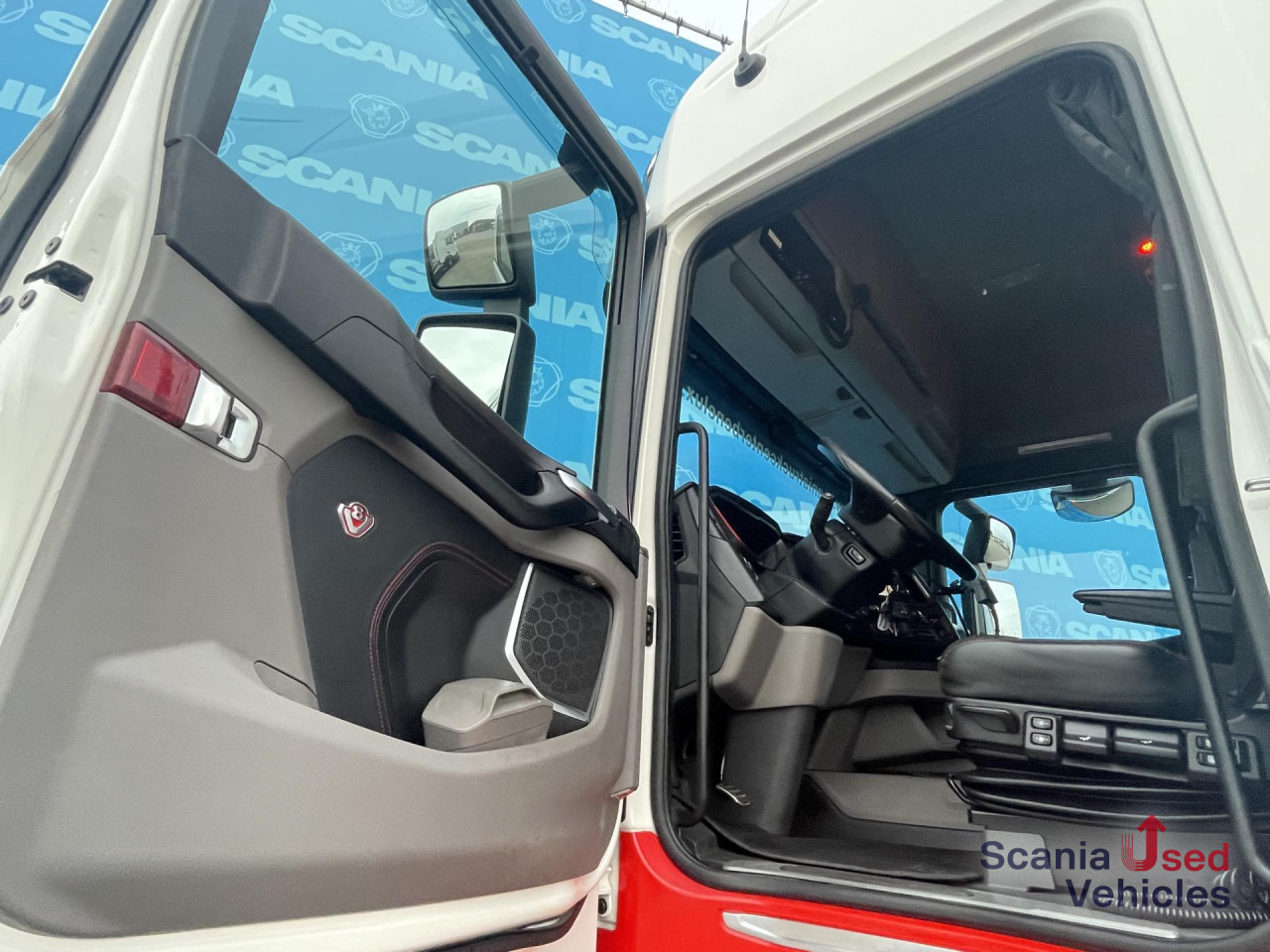 SCANIA R 650 B6x4NB RETARDER V8 WOOD KESLA 2112T CRANE - Camião de transporte de madeira, Camião grua: foto 3 SCANIA R 650 B6x4NB RETARDER V8 WOOD KESLA 2112T CRANE - Camião de transporte de madeira, Camião grua: foto 3