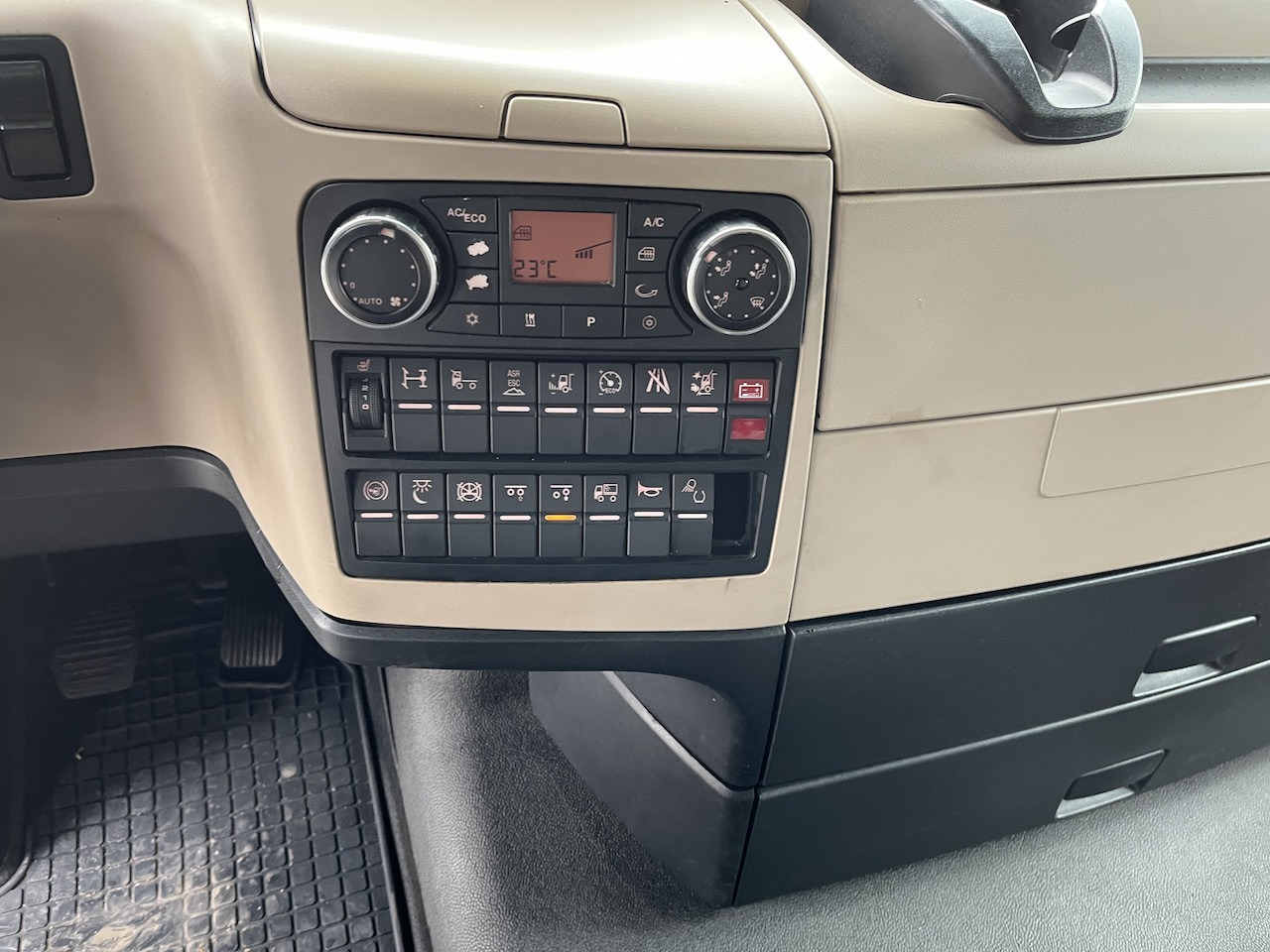 MAN TGX 26.500 6x2 Fahrgestell Lenk-Liftachse AHK - Camião: foto 2 MAN TGX 26.500 6x2 Fahrgestell Lenk-Liftachse AHK - Camião: foto 2