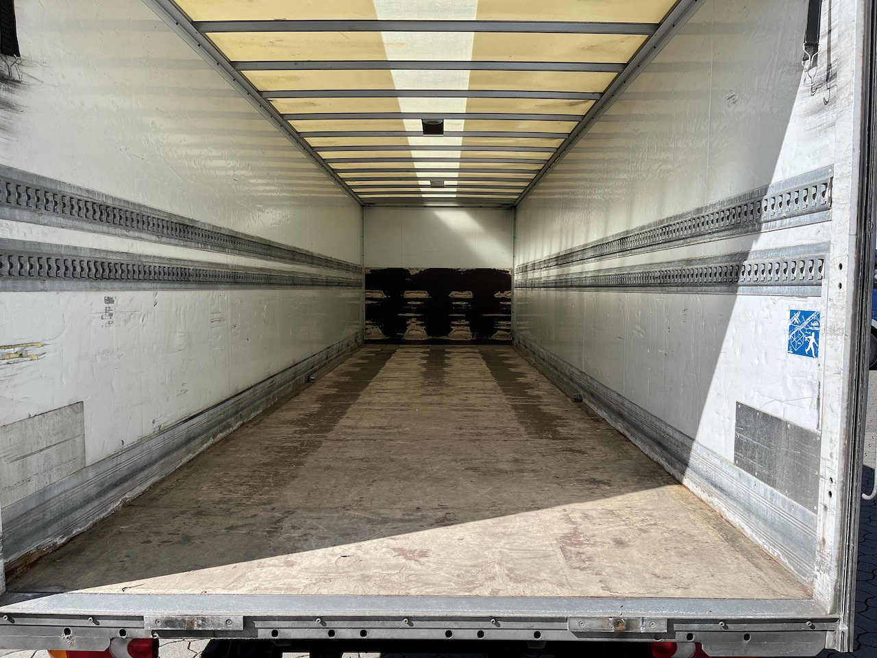 Iveco 120E25 Eurocargo 4x2 Koffer | Ladebordwand - Camião furgão: foto 3 Iveco 120E25 Eurocargo 4x2 Koffer | Ladebordwand - Camião furgão: foto 3