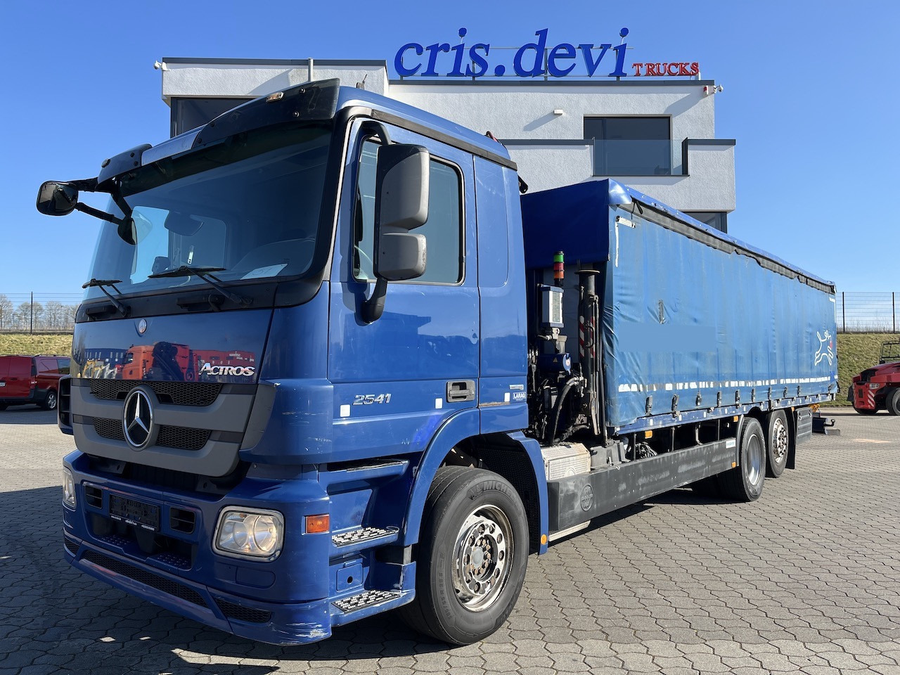 Mercedes-Benz 2541 6x2 Atlas 135.2E Pritsche 8,20 m - Camião de lona, Camião grua: foto 1 Mercedes-Benz 2541 6x2 Atlas 135.2E Pritsche 8,20 m - Camião de lona, Camião grua: foto 1