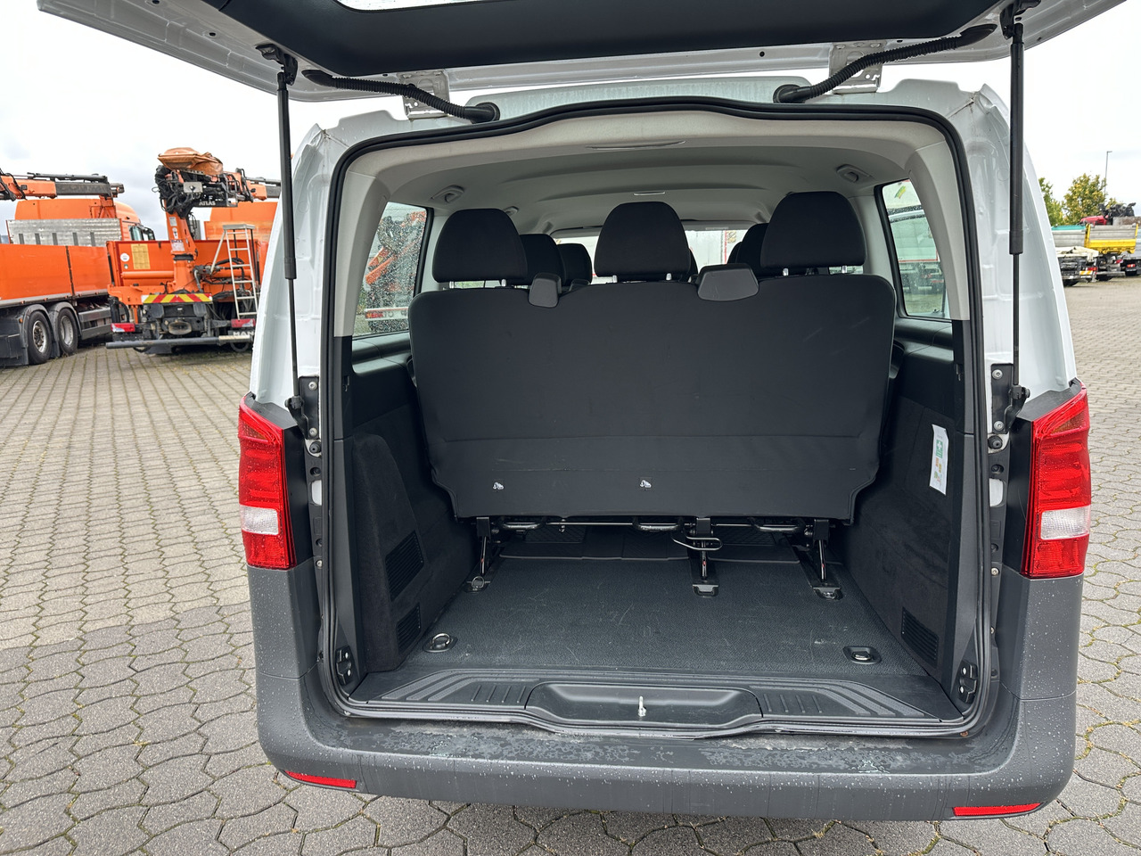 Mercedes-Benz Vito 111 CDI 9 Sitzer BT FSE Klima Tempomat Radio - Furgão de passageiros: foto 3 Mercedes-Benz Vito 111 CDI 9 Sitzer BT FSE Klima Tempomat Radio - Furgão de passageiros: foto 3
