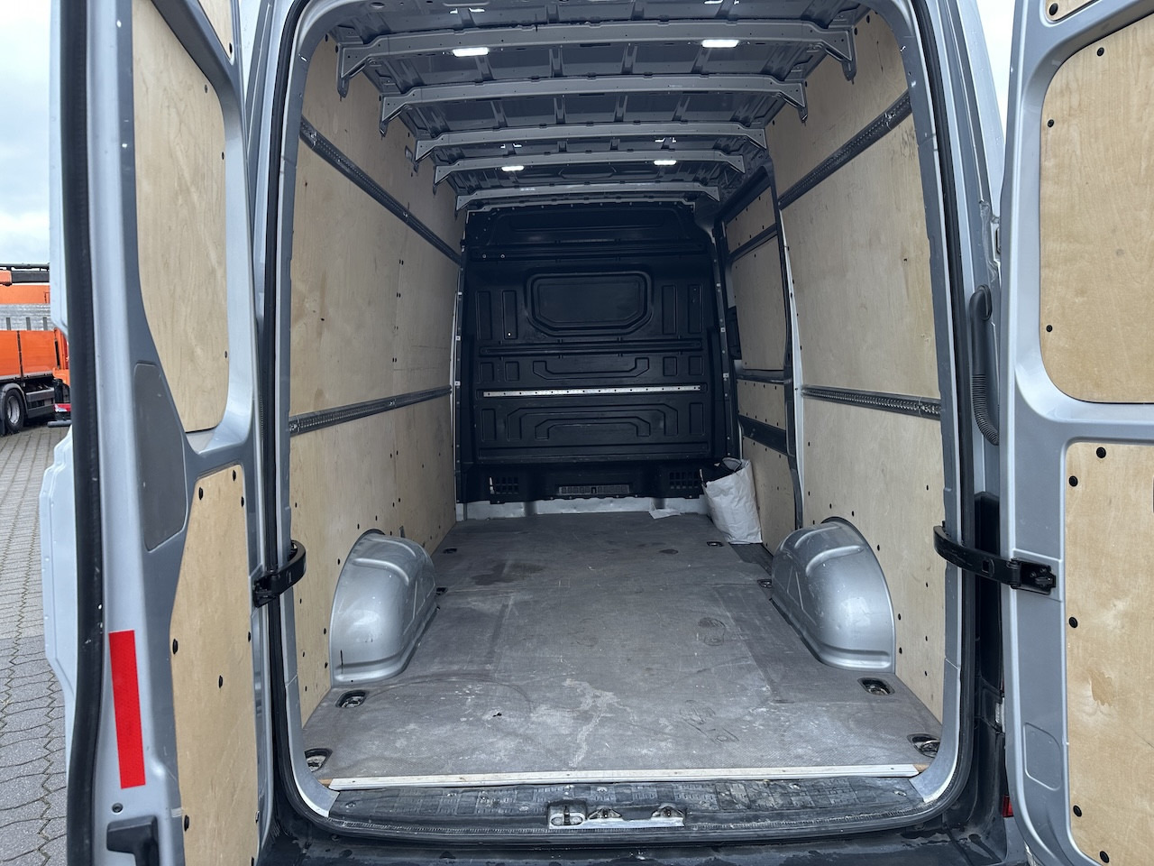 VW Crafter 2.0 TDI Kasten hoch   AHK   RFK   PDC   FSE   BT - Veículo comercial: foto 2 VW Crafter 2.0 TDI Kasten hoch   AHK   RFK   PDC   FSE   BT - Veículo comercial: foto 2