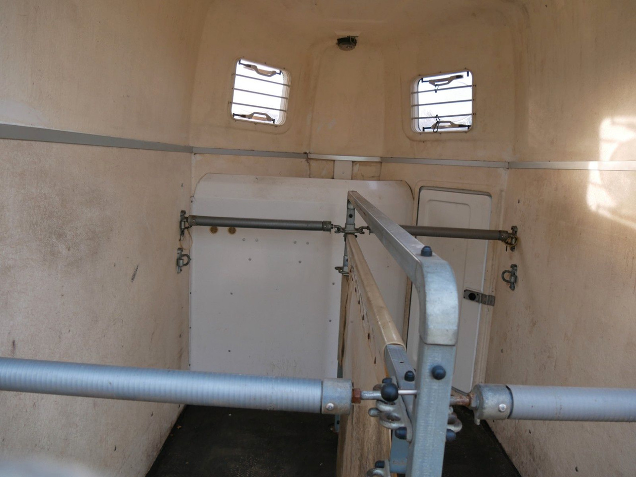 Humbaur Atis 2 Pferde Sattelkammer - Reboque transporte de gado: foto 5 Humbaur Atis 2 Pferde Sattelkammer - Reboque transporte de gado: foto 5