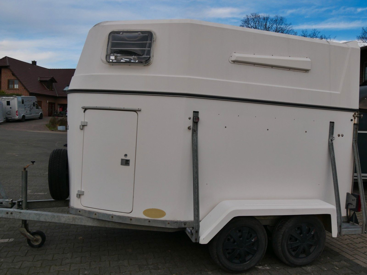 Sluis Vollpoly 2 Pferde mit Sattelkammer - Reboque transporte de gado: foto 2 Sluis Vollpoly 2 Pferde mit Sattelkammer - Reboque transporte de gado: foto 2