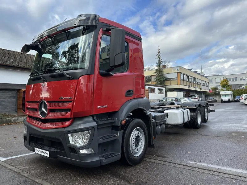 Mercedes-Benz 2532 LL 6x2 LANGES Fahrgestell Intarder Lenkachse - Camião chassi: foto 1 Mercedes-Benz 2532 LL 6x2 LANGES Fahrgestell Intarder Lenkachse - Camião chassi: foto 1