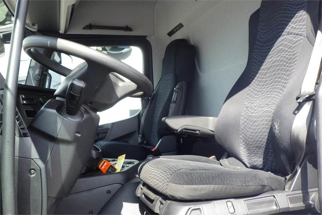 Fotografia de interior 1: Camião isotérmico Mercedes-Benz ACTROS 5 SM 1827 L Ksa-kori + PL