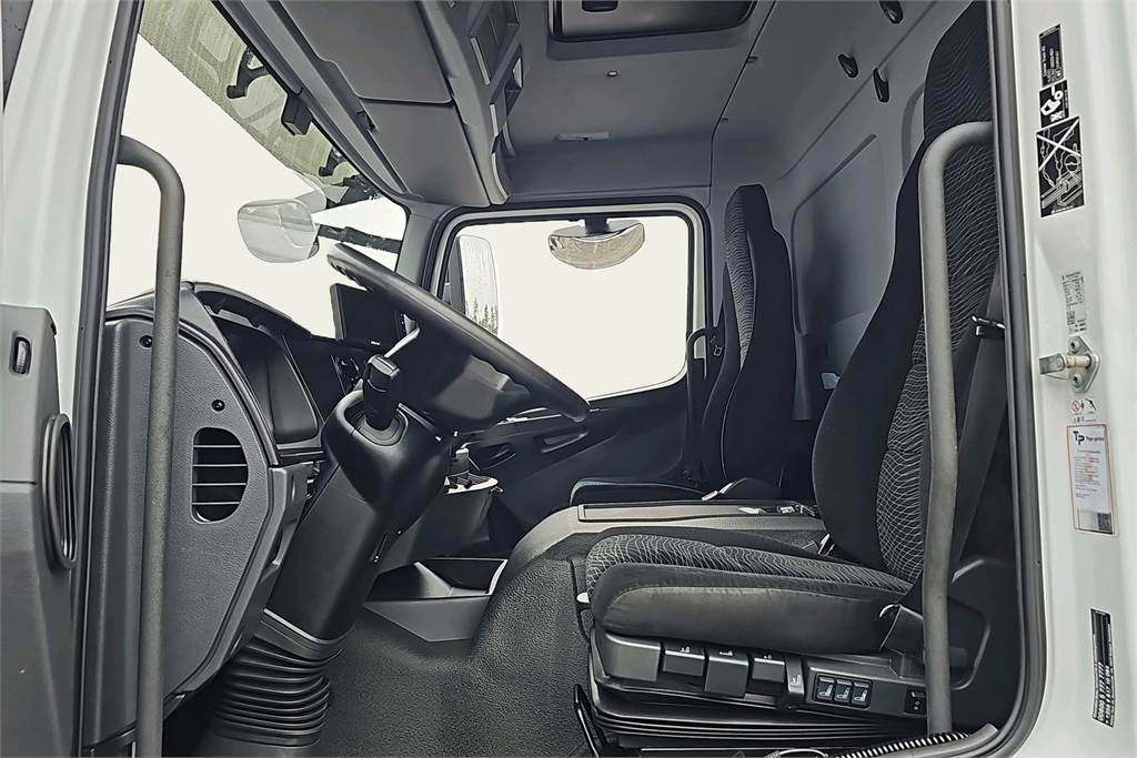 Fotografia de interior 1: Camião furgão Mercedes-Benz Atego 1224L UMPIKORI + PL