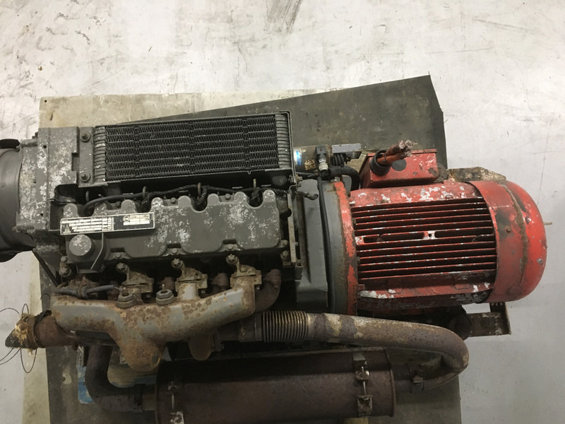 Deutz BF4L1011F FOR PARTS - Máquina de construção: foto 4 Deutz BF4L1011F FOR PARTS - Máquina de construção: foto 4
