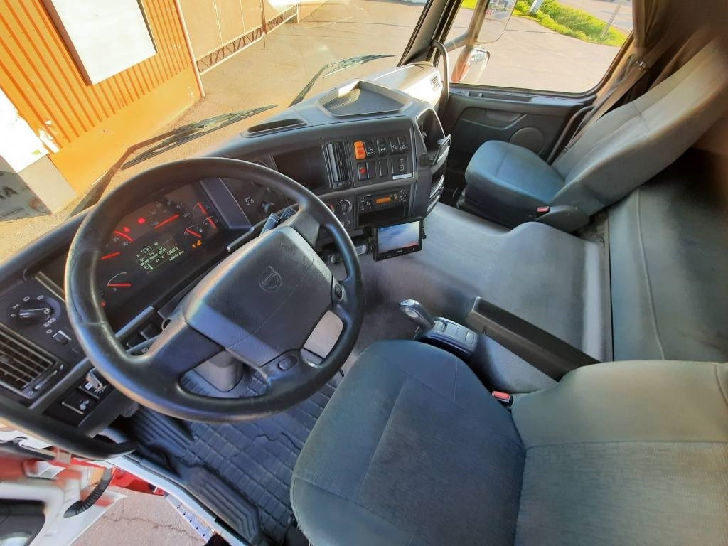 Camião transportador de contêineres/ Caixa móvel Volvo FM-11: foto 6