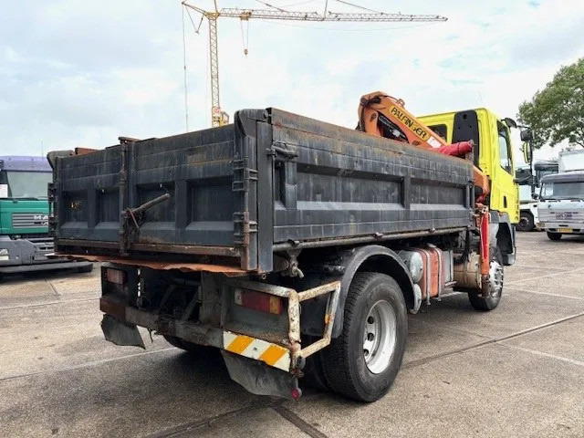 DAF 65 -180ATI 4x4 FULL STEEL 3-WAY KIPPER AND PALFINGER CRANE (EURO 2 / MANUAL GEARBOX / FULL STEEL SUSPENSION / ETC.) - Camião basculante, Camião grua: foto 3 DAF 65 -180ATI 4x4 FULL STEEL 3-WAY KIPPER AND PALFINGER CRANE (EURO 2 / MANUAL GEARBOX / FULL STEEL SUSPENSION / ETC.) - Camião basculante, Camião grua: foto 3