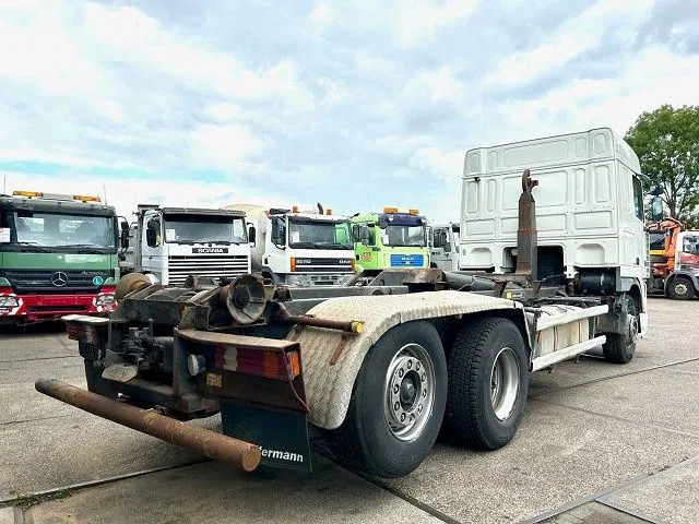 DAF 95.480 XF SPACECAB 6x2 WITH HOOK-ARM SYSTEM (EURO 3 / ZF16 MANUAL GEARBOX / ZF-INTARDER / STEEL-/AIR SUSPENSION / AIRCONDITIONIN - Camião polibenne: foto 3 DAF 95.480 XF SPACECAB 6x2 WITH HOOK-ARM SYSTEM (EURO 3 / ZF16 MANUAL GEARBOX / ZF-INTARDER / STEEL-/AIR SUSPENSION / AIRCONDITIONIN - Camião polibenne: foto 3