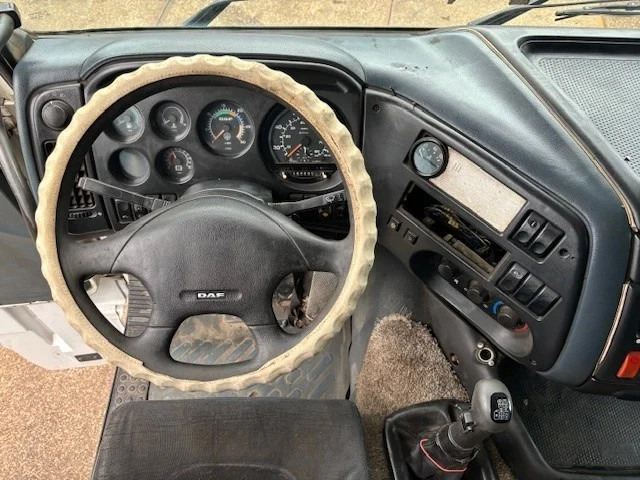Fotografia de interior 1: Tractor DAF 95.380 XF SPACECAB (EURO 2 (MECHANICAL PUMP & INJECTORS) / ZF16 MANUAL GEARBOX / AIRCONDITIONING)