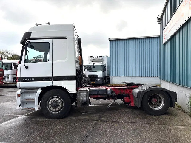 Mercedes-Benz Actros 1843 LS (MP1) (EPS WITH CLUTCH (3 PEDALS) / AIRCONDITIONING / SUNVISOR / ETC.) - Tractor: foto 5 Mercedes-Benz Actros 1843 LS (MP1) (EPS WITH CLUTCH (3 PEDALS) / AIRCONDITIONING / SUNVISOR / ETC.) - Tractor: foto 5