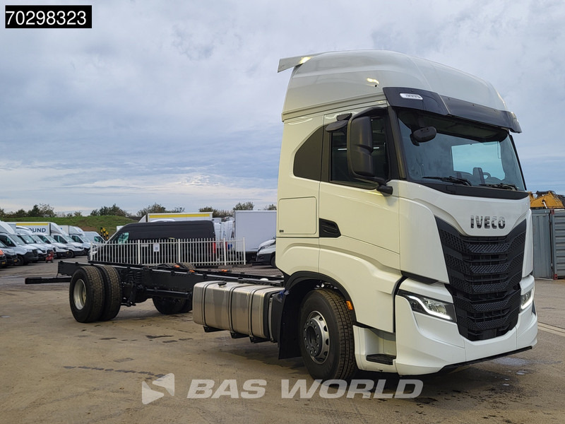 Iveco S-Way 420 4X2 NEW! Chassis, Automatic Standklima 2xTanks Euro 6 - Camião chassi: foto 3 Iveco S-Way 420 4X2 NEW! Chassis, Automatic Standklima 2xTanks Euro 6 - Camião chassi: foto 3