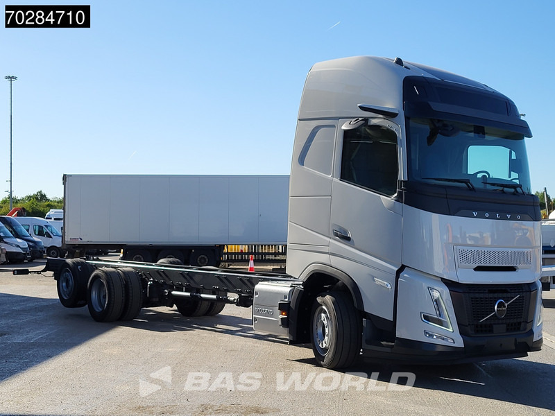 Volvo FH 62 R AERO 6X2 NEW Horsetruck chassis Lift+Lenkachse Dynamic Steering Mirror cam Euro 6 - Camião chassi: foto 3 Volvo FH 62 R AERO 6X2 NEW Horsetruck chassis Lift+Lenkachse Dynamic Steering Mirror cam Euro 6 - Camião chassi: foto 3