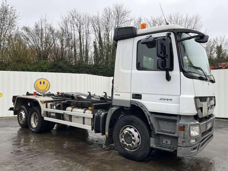Mercedes ACTROS 2544 - Camião polibenne: foto 1 Mercedes ACTROS 2544 - Camião polibenne: foto 1