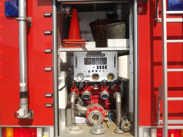 MAN LE 220C GODIVA POMP 2000 LITER TANK,MANUAL GEARBOX - Carro de bombeiro: foto 2 MAN LE 220C GODIVA POMP 2000 LITER TANK,MANUAL GEARBOX - Carro de bombeiro: foto 2