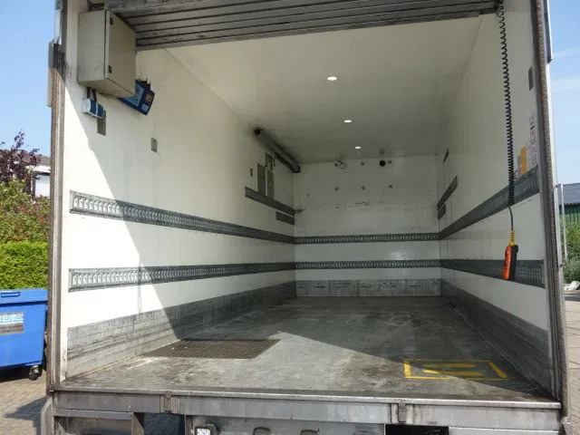 Volvo FL FL250 isothermic box - Camião furgão: foto 4 Volvo FL FL250 isothermic box - Camião furgão: foto 4