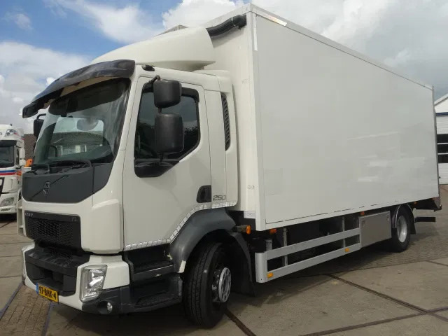 Volvo FL FL250 isothermic box - Camião furgão: foto 1 Volvo FL FL250 isothermic box - Camião furgão: foto 1