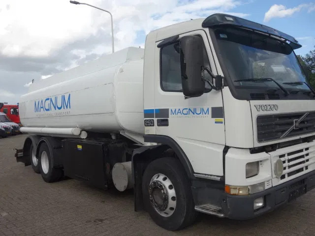 Volvo FM 250 STEELSPRINGS 18000LITERTANK MANUALE FUEL PUMP - Caminhão tanque: foto 1 Volvo FM 250 STEELSPRINGS 18000LITERTANK MANUALE FUEL PUMP - Caminhão tanque: foto 1