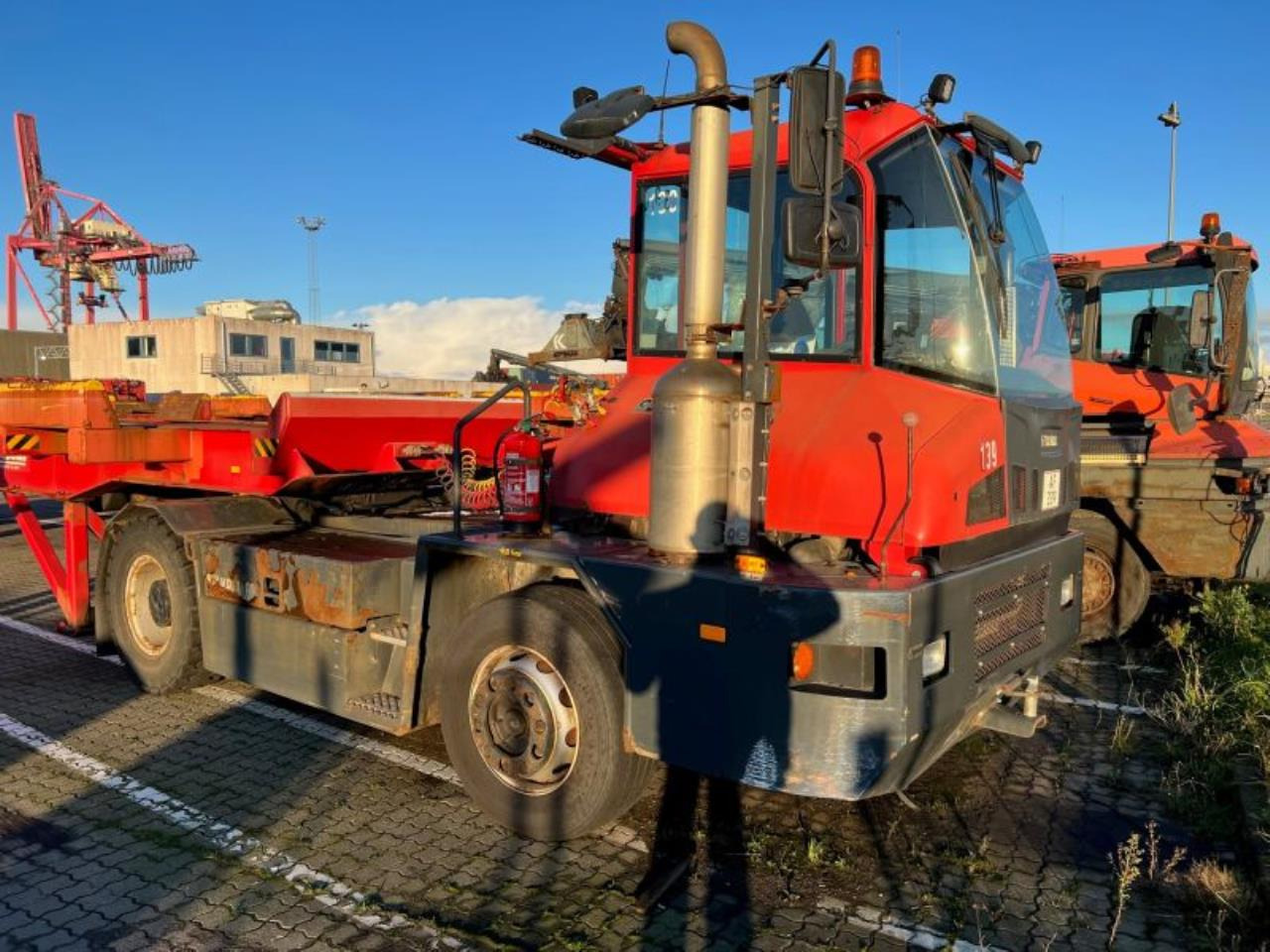 Kalmar TT618I - Tractor de terminal: foto 1 Kalmar TT618I - Tractor de terminal: foto 1