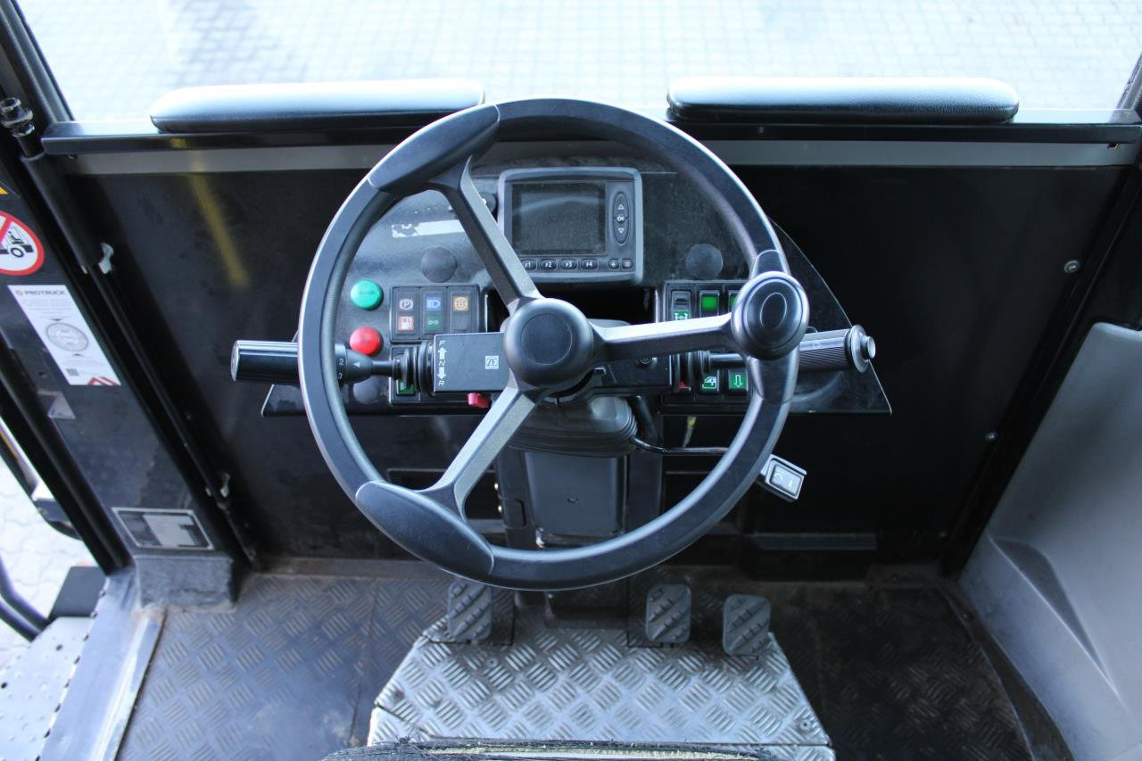 MOL RM255 4X4 - Tractor de terminal: foto 4 MOL RM255 4X4 - Tractor de terminal: foto 4