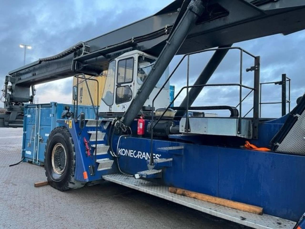 SMV 4531 TB5 - Reachstacker porta contentores: foto 4 SMV 4531 TB5 - Reachstacker porta contentores: foto 4