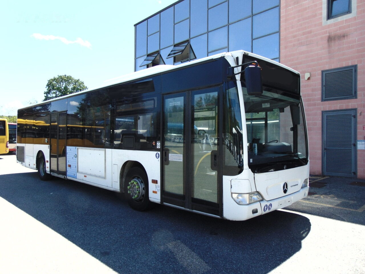 Ônibus urbano Mercedes-Benz O530 LF: foto 1
