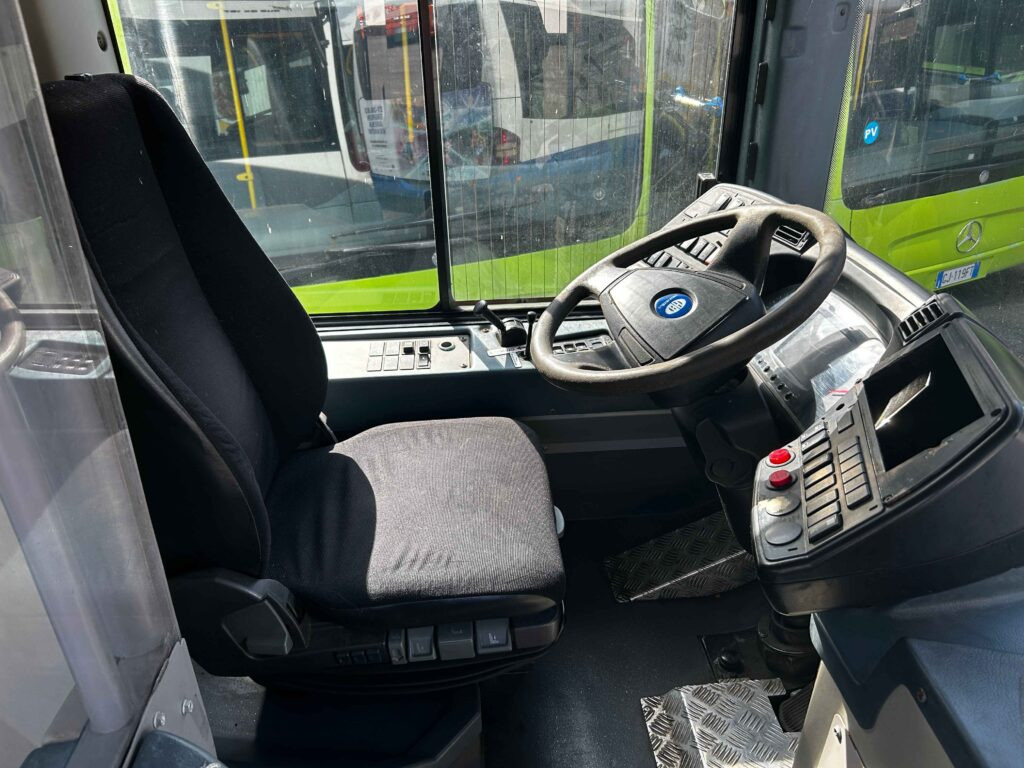 Fotografia de interior 1: Ônibus urbano N.6 Heuliez GX 127 – Da 2011 a 2014