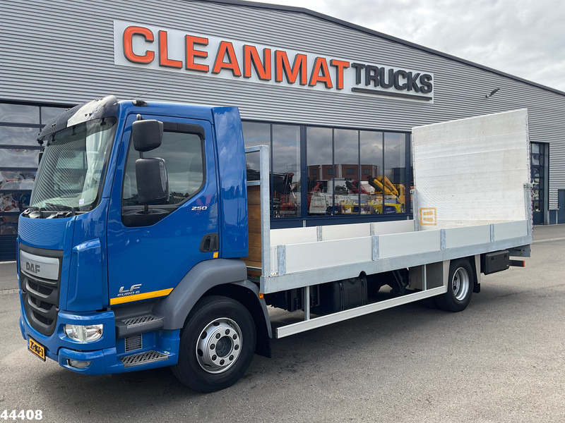 DAF FA LF 250 Euro 6 Autotransporter met laadklep - Camião transporte de veículos: foto 1 DAF FA LF 250 Euro 6 Autotransporter met laadklep - Camião transporte de veículos: foto 1