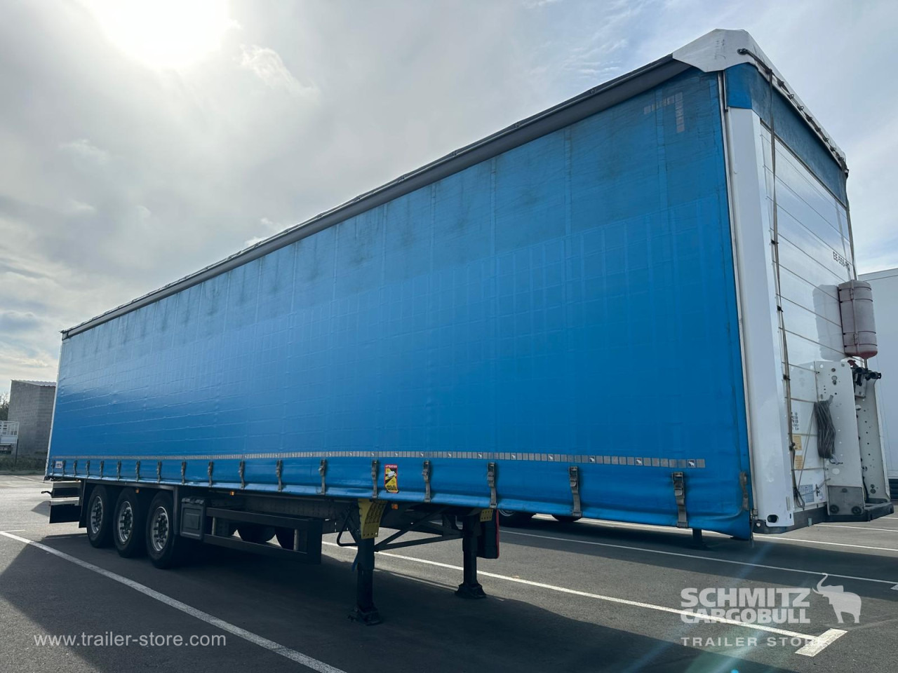 SCHMITZ Curtainsider Standard - Semi-reboque de lona: foto 1 SCHMITZ Curtainsider Standard - Semi-reboque de lona: foto 1