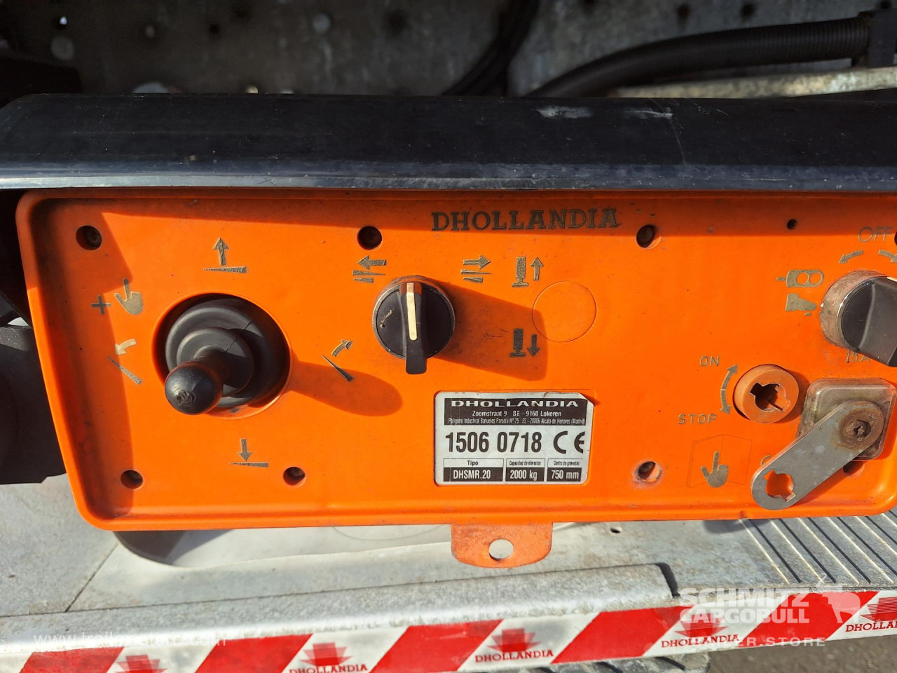 SCHMITZ Curtainsider Standard Taillift - Semi-reboque de lona: foto 2 SCHMITZ Curtainsider Standard Taillift - Semi-reboque de lona: foto 2