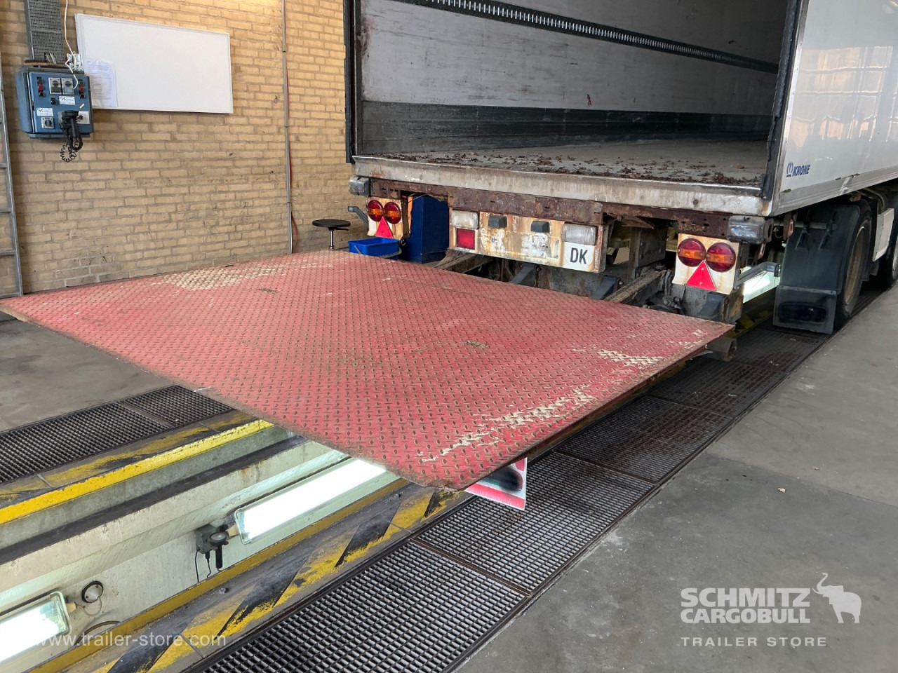 KRONE Dryfreight Standard Taillift - Semi-reboque furgão: foto 3 KRONE Dryfreight Standard Taillift - Semi-reboque furgão: foto 3