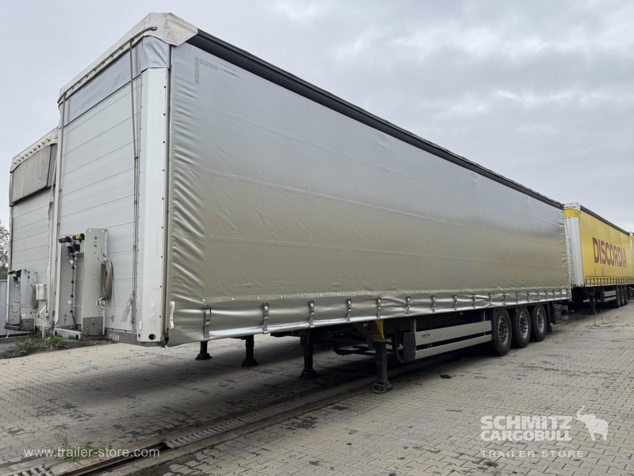 SCHMITZ Curtainsider Standard - Semi-reboque de lona: foto 1 SCHMITZ Curtainsider Standard - Semi-reboque de lona: foto 1