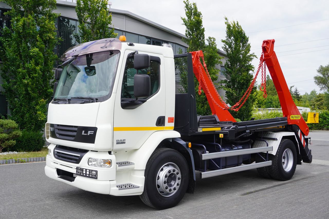 DAF LF 55.220 Skip loader GUIMA PALFINGER M14T - Camião multibenne: foto 1 DAF LF 55.220 Skip loader GUIMA PALFINGER M14T - Camião multibenne: foto 1